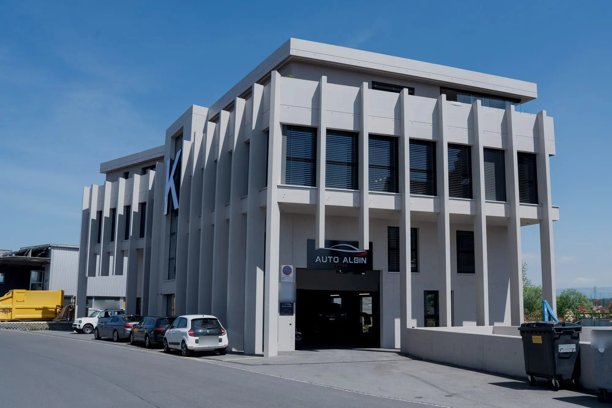Gebäude der Auto Albin GmbH an der Bodenfeldstrasse 2a in Sins AG, Einfahrt in die Werkstatt mit dem Firmenschild darüber