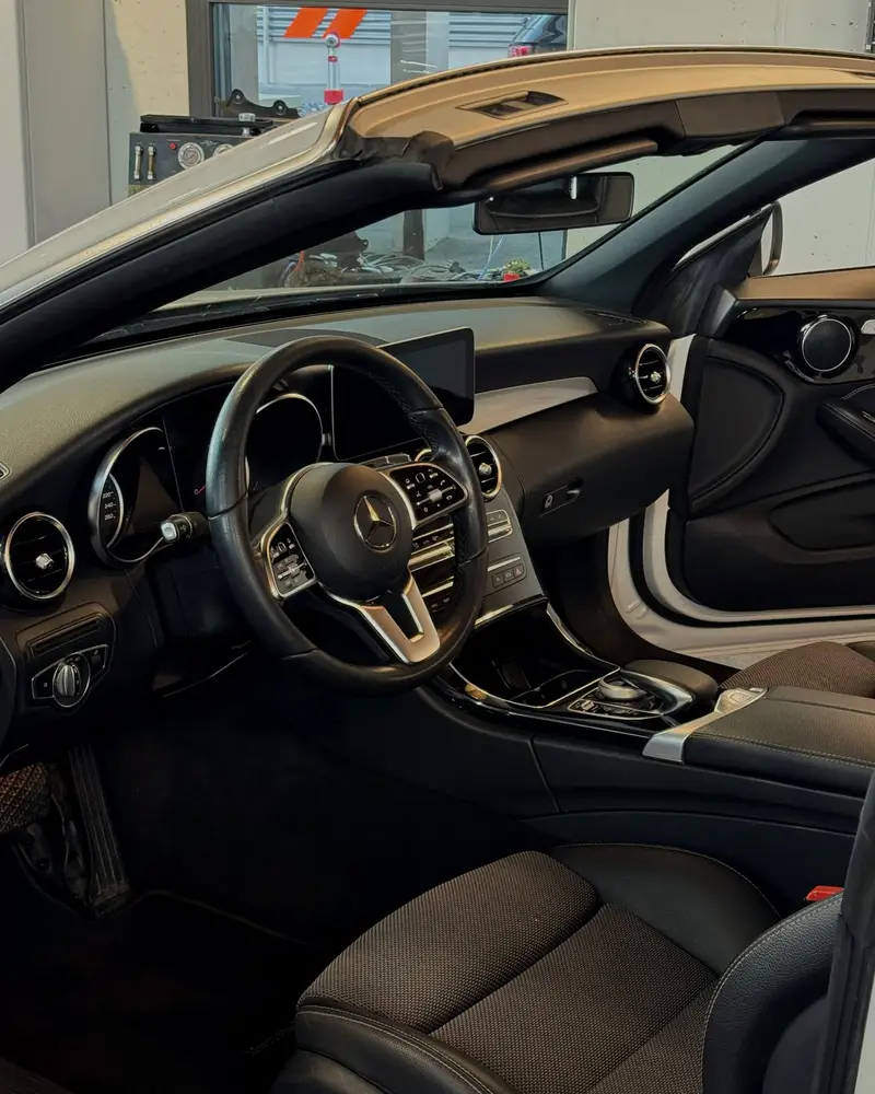 Aufbereitetes Cockpit eines weissen Mercedes Cabriolets mit Lenkrad, Armaturen und Sitzen