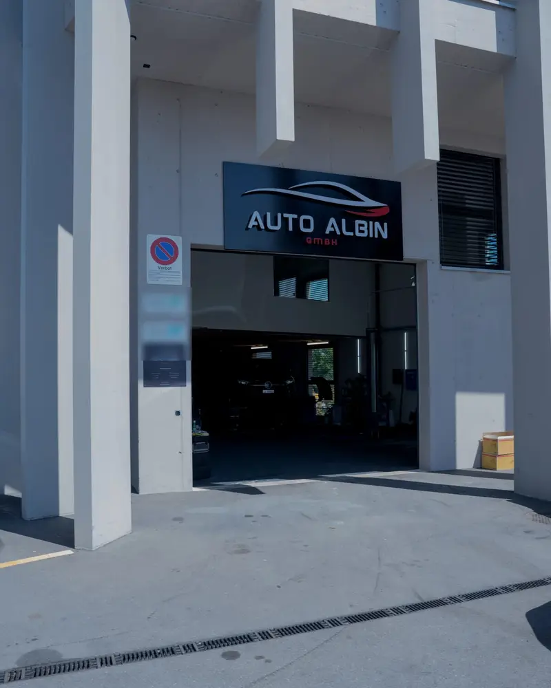 Einfahrt der Garage Auto Albin GmbH an der Bodenfeldstrasse 2a in Sins AG mit Firmenschild über dem Tor