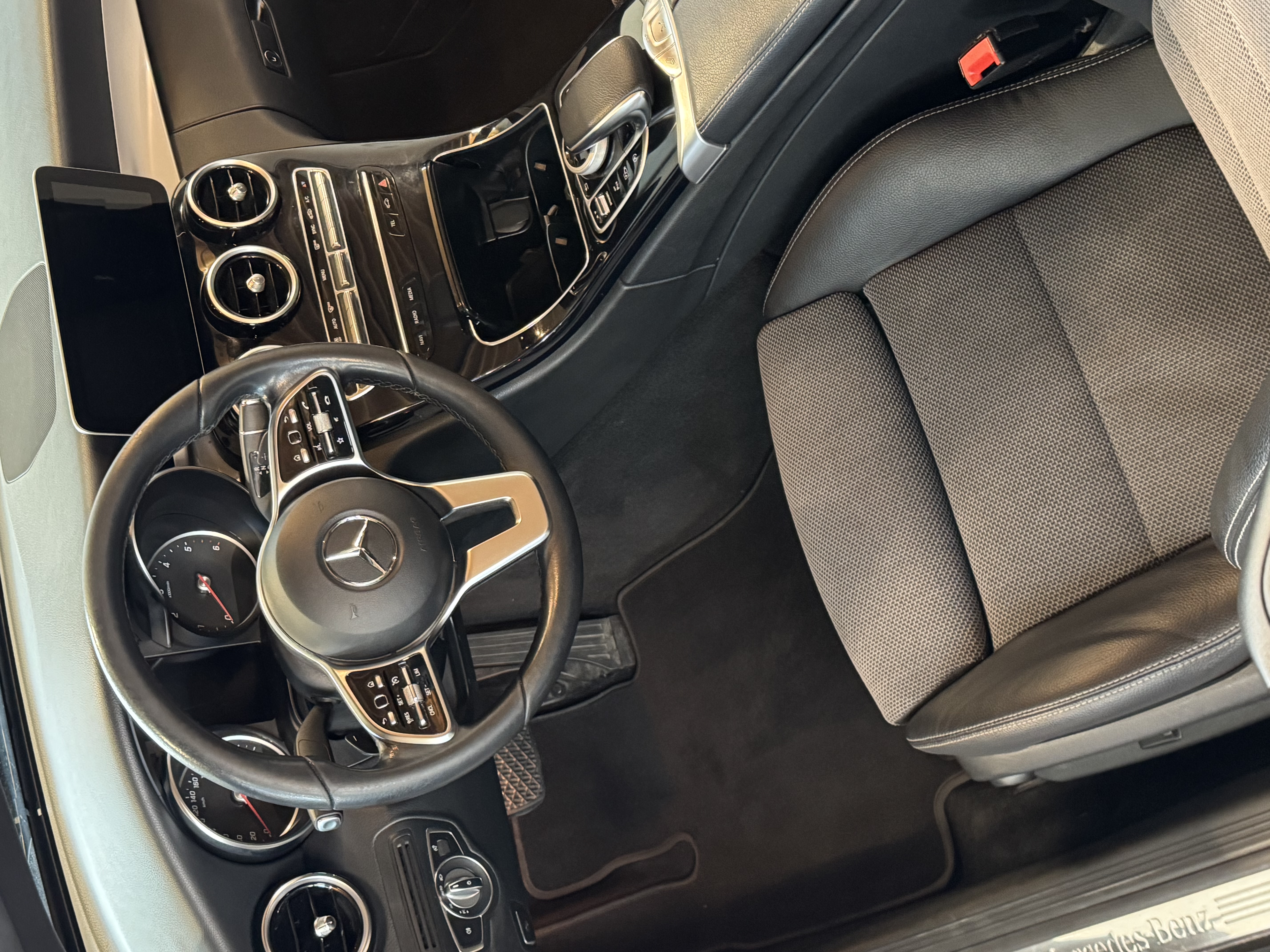 Mercedes Cockpit Overhead