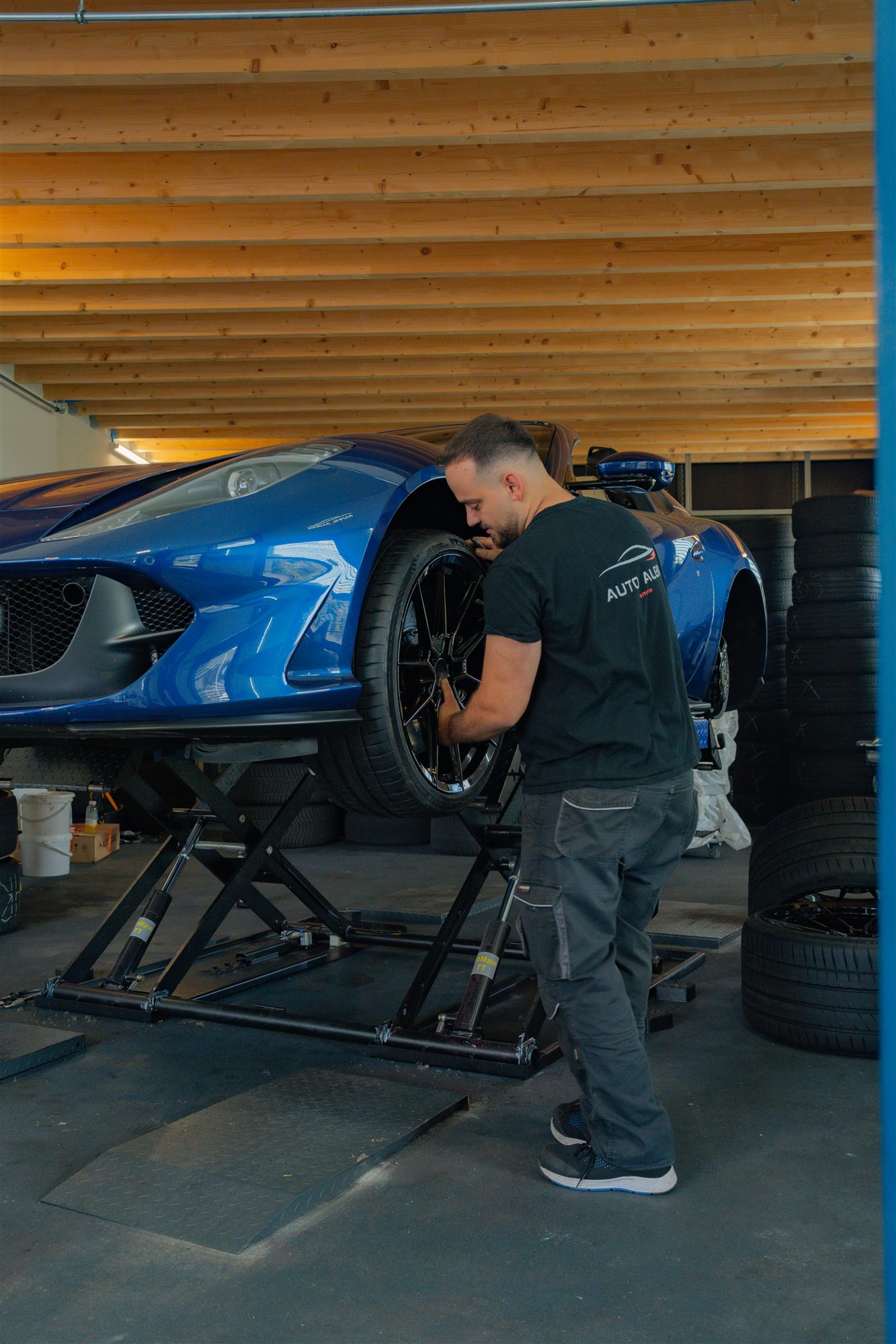Detailarbeit am Premium-Fahrzeug