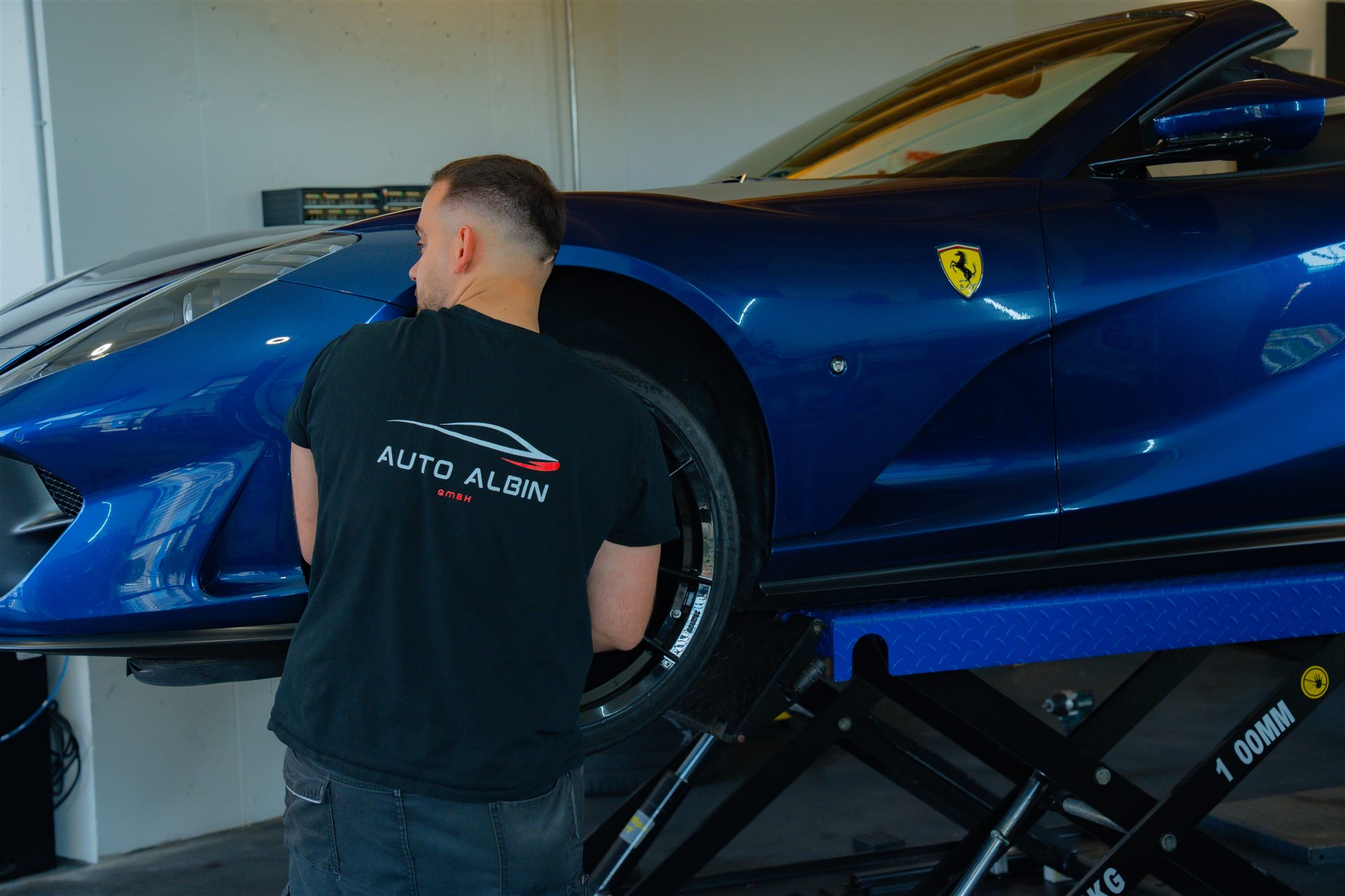Auto Albin Werkstatt Sins – Arbeit an einem Sportwagen auf der Hebebühne