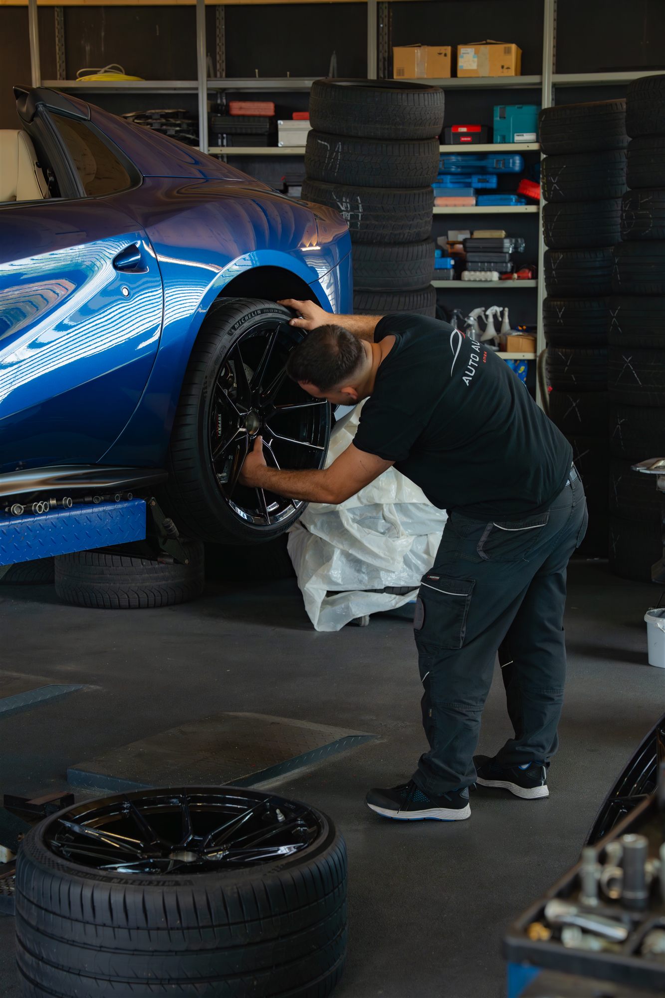 Inhaber bei der Arbeit am Ferrari – Auto Albin Sins